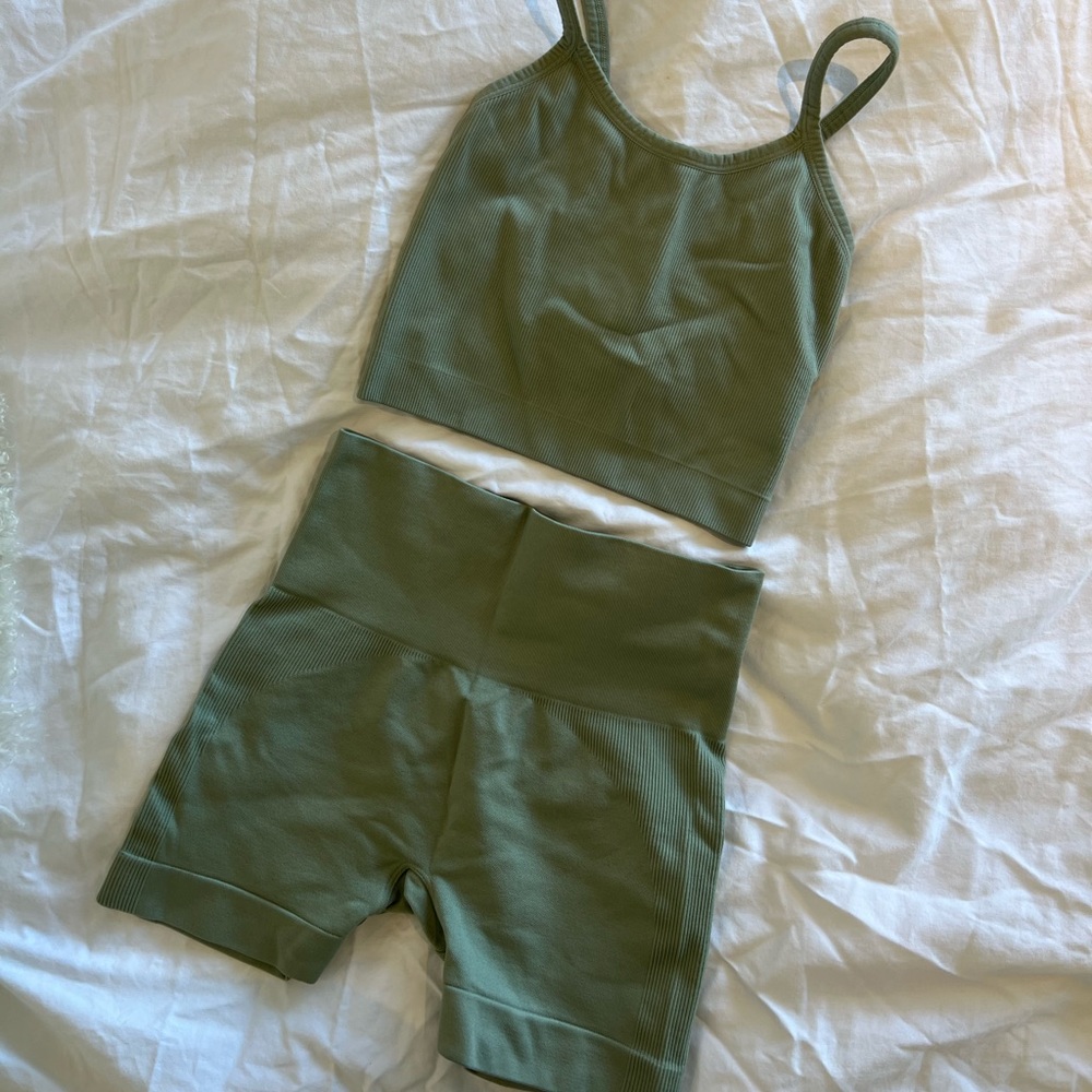Set Active sage green set